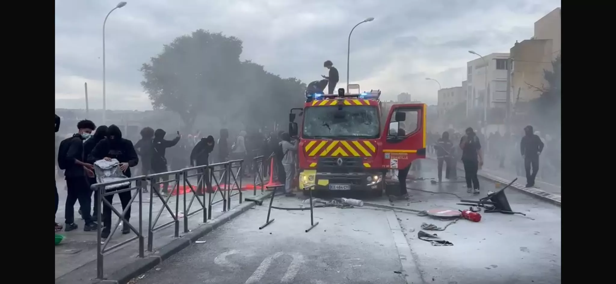Blocus des lycées : des jeunes pillent et incendient un camion des marins-pompiers à Marseille