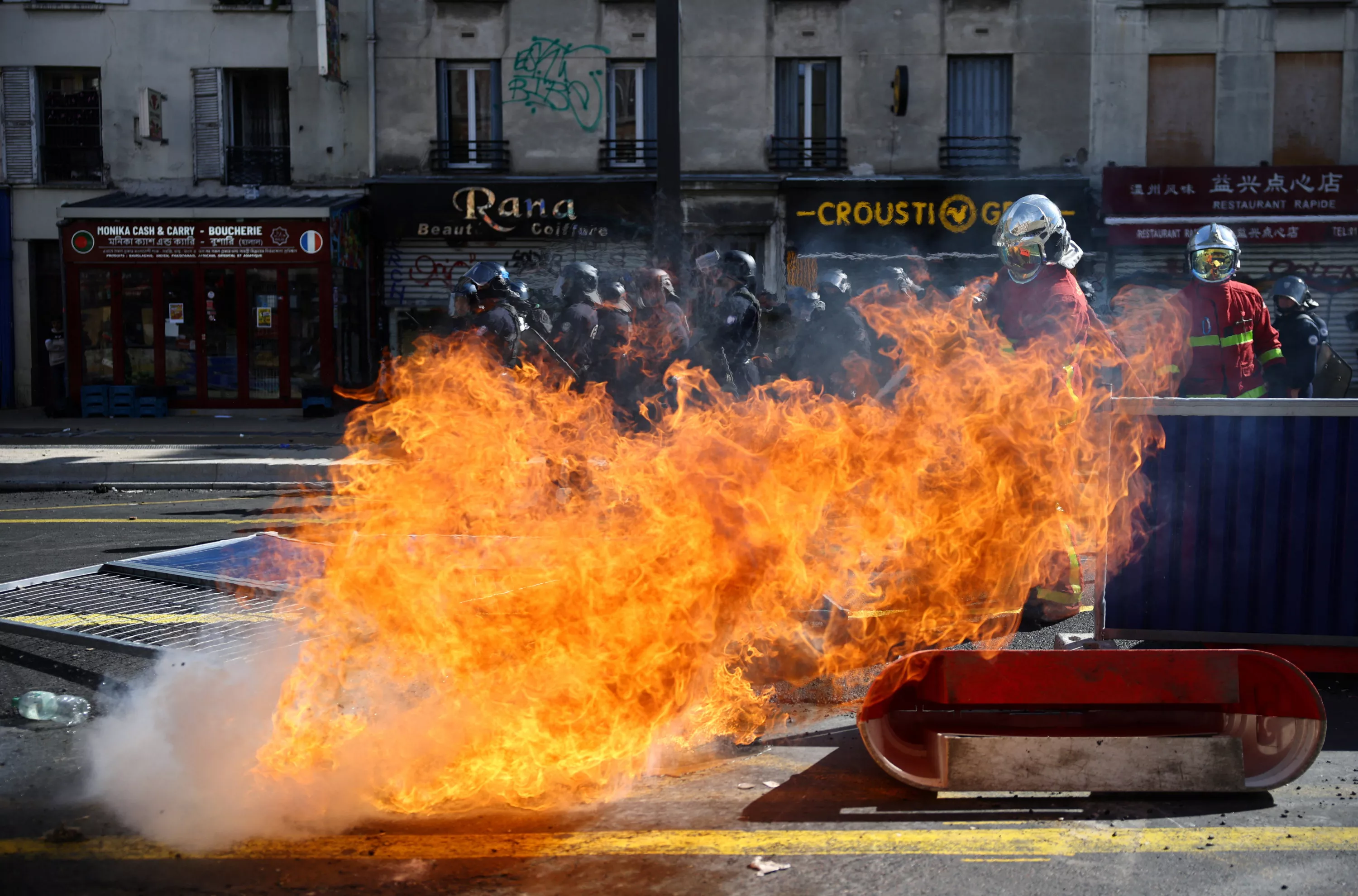 Blocus des lycées : portes fracassées, façades endommagées... Les dégâts matériels déjà estimés à plusieurs millions d’euros