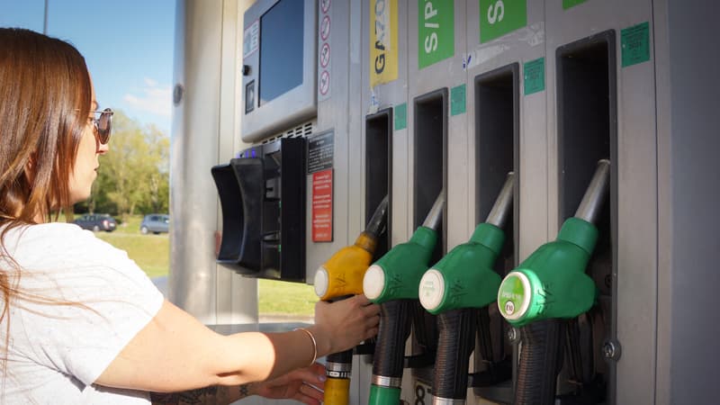 Bonne nouvelle pour les automobilistes: le carburant retombe à 1,90 euro et le pétrole flanche sous les 75 dollars, son niveau d'avant la guerre en Iran