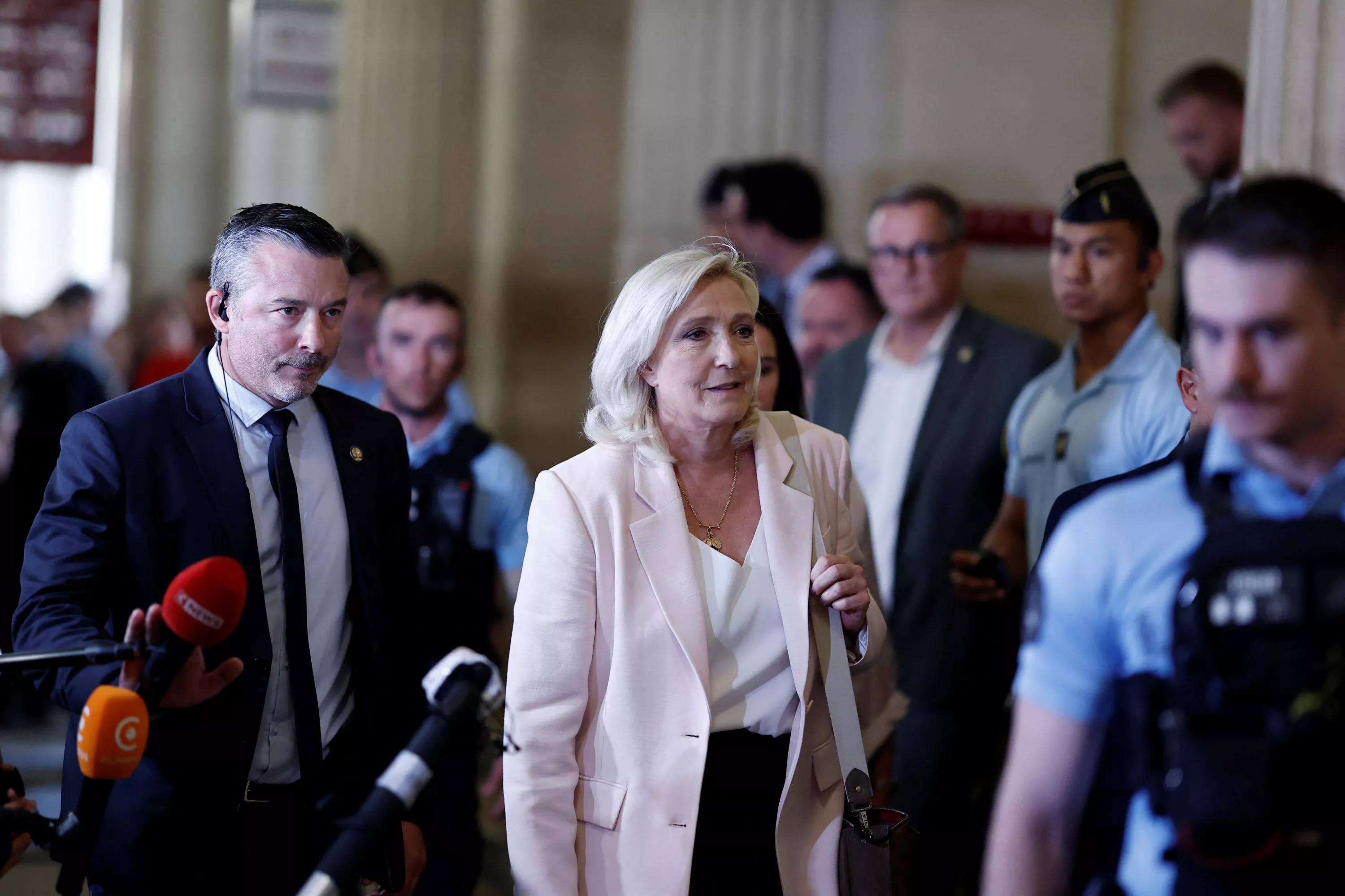 Bracelet électronique de Marine Le Pen : logement, horaires, contrôles... Un juge de l’application des peines répond aux questions du Figaro