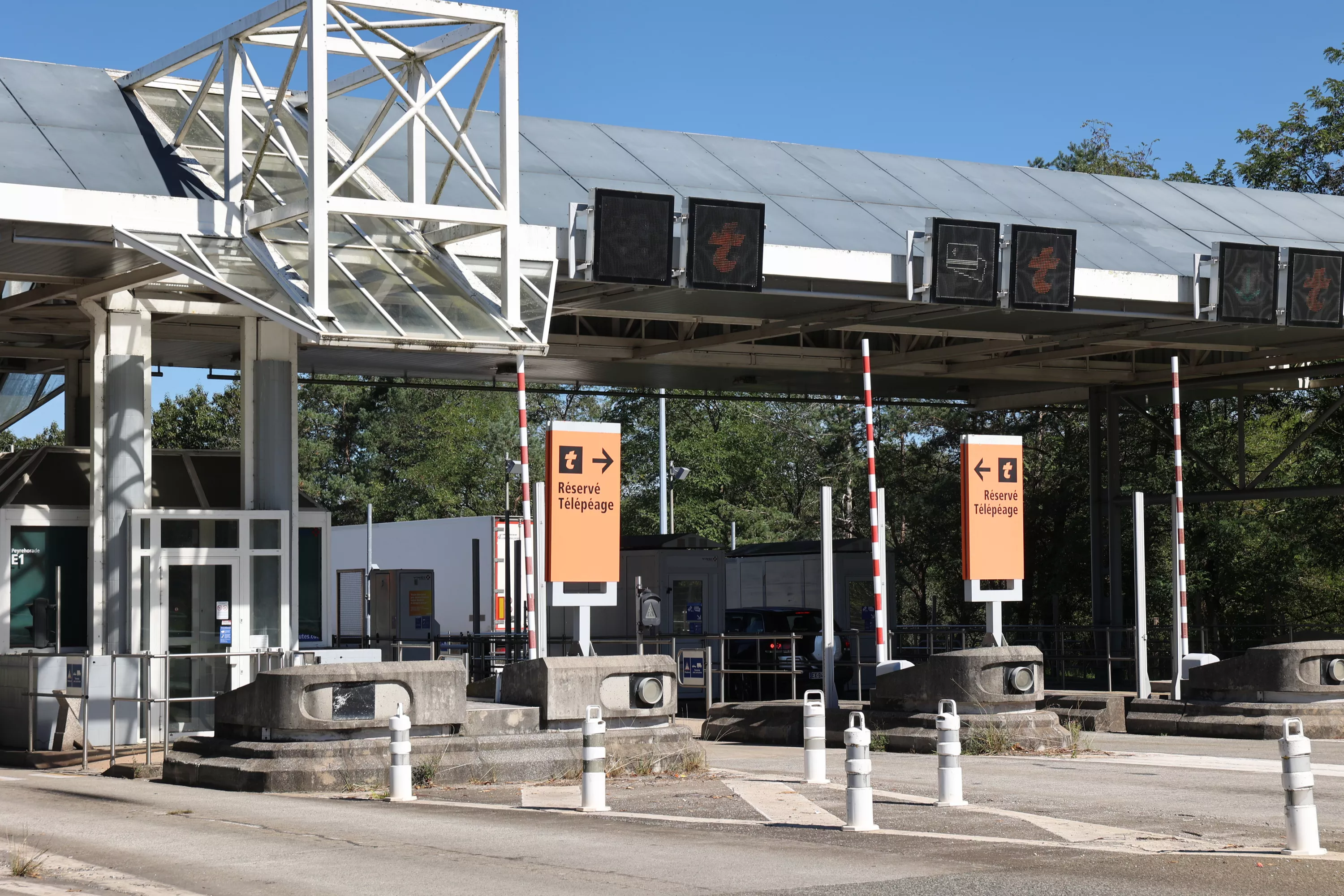 Budget: le gouvernement veut alourdir la taxation des exploitants d'autoroutes et aéroports