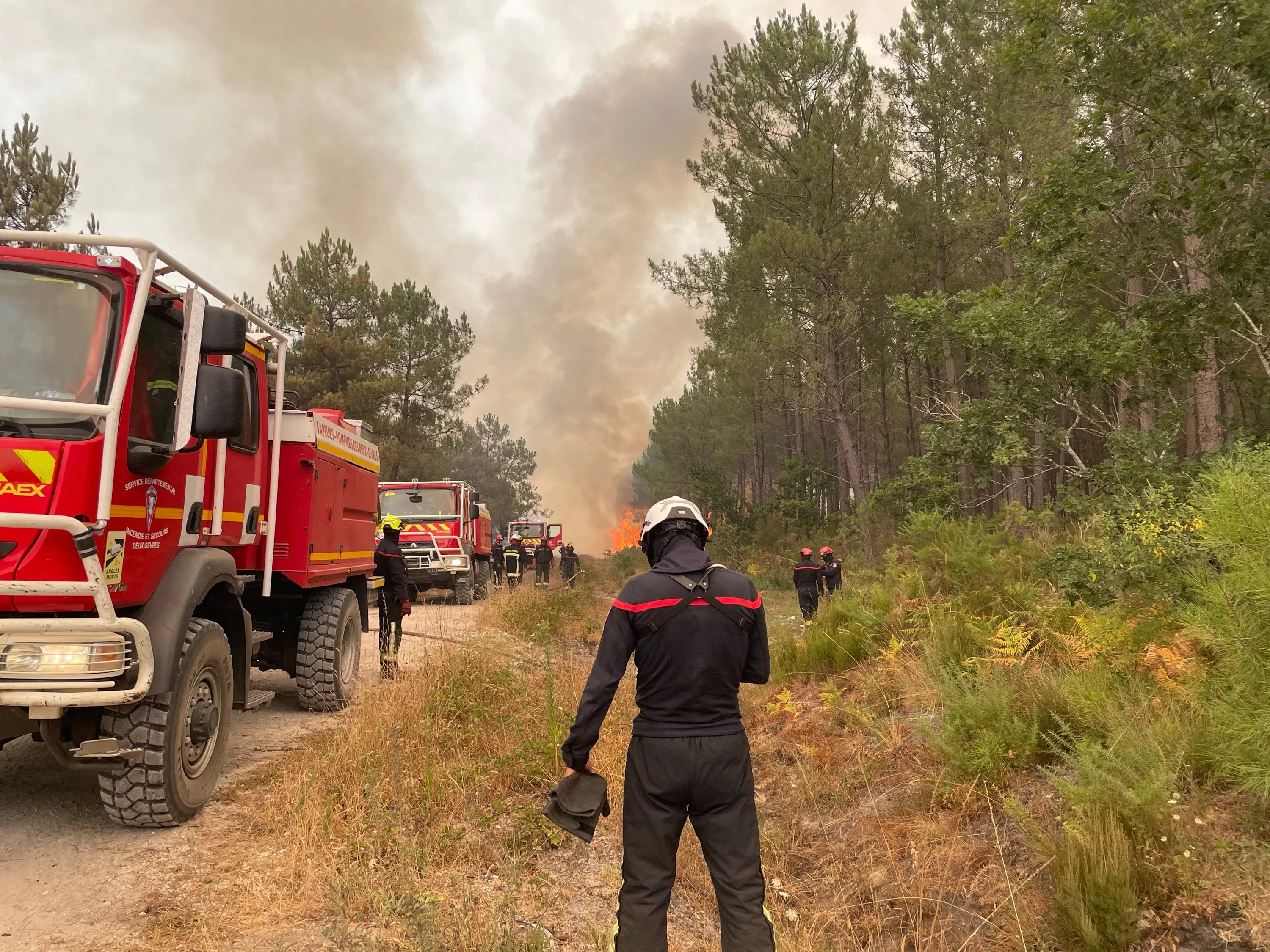 « C’est comme une guerre » : en Gironde, aux côtés des pompiers qui luttent contre un incendie « imprévisible » menaçant la presqu’île du Cap Ferret