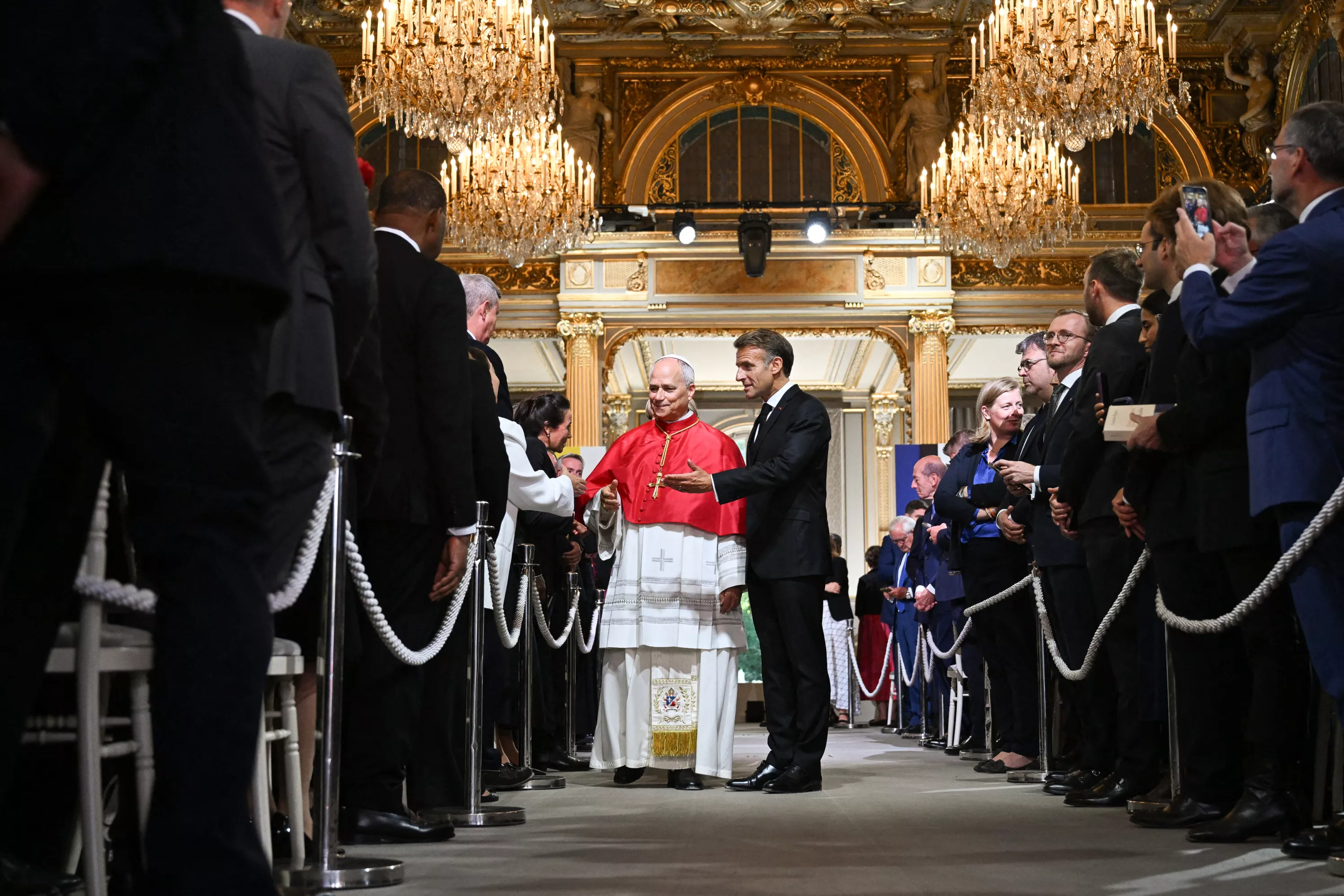 «C’était très français» : à l’Élysée, Emmanuel Macron et la République se pressent autour du pape Léon XIV