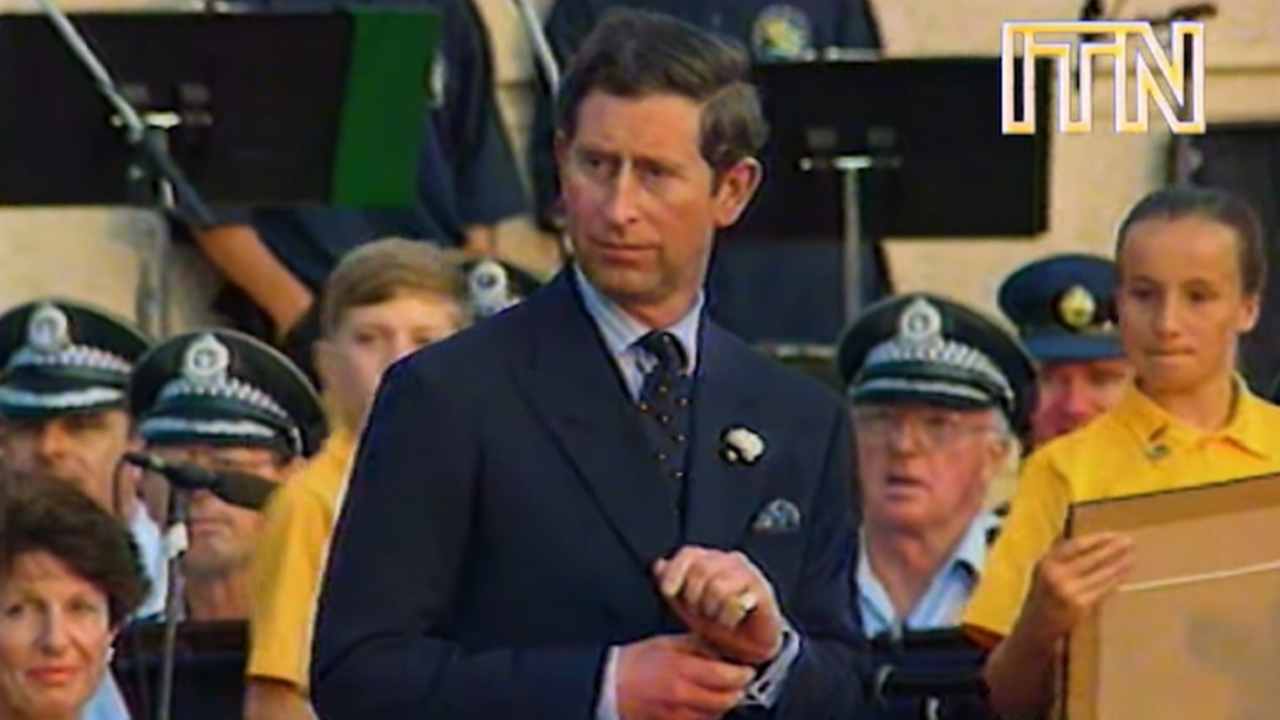 Quand Charles III ajustait avec flegme ses boutons de manchette alors qu’il était la cible de coups de feu en 1994