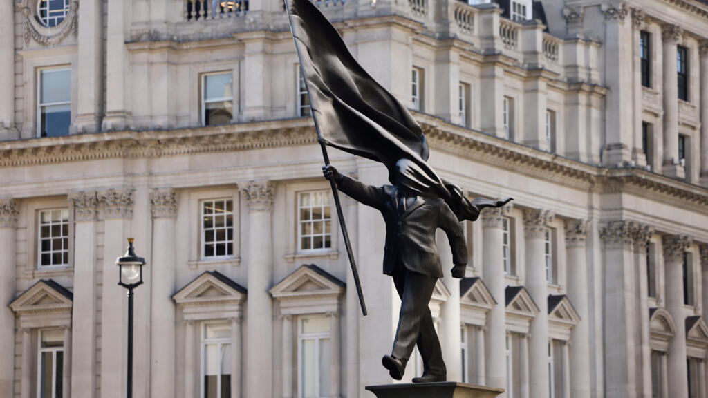Royaume-Uni: à Londres, Banksy dévoile une statue chargée en symboles politiques