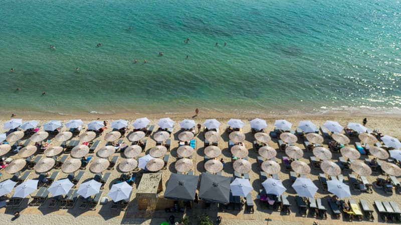 38 millions de visiteurs accueillis pour 10 millions d'habitants: face au surtourisme dont son économie dépend largement, la Grèce augmente son nombre de plages protégées (sans transats, ni bars, ni parasols)