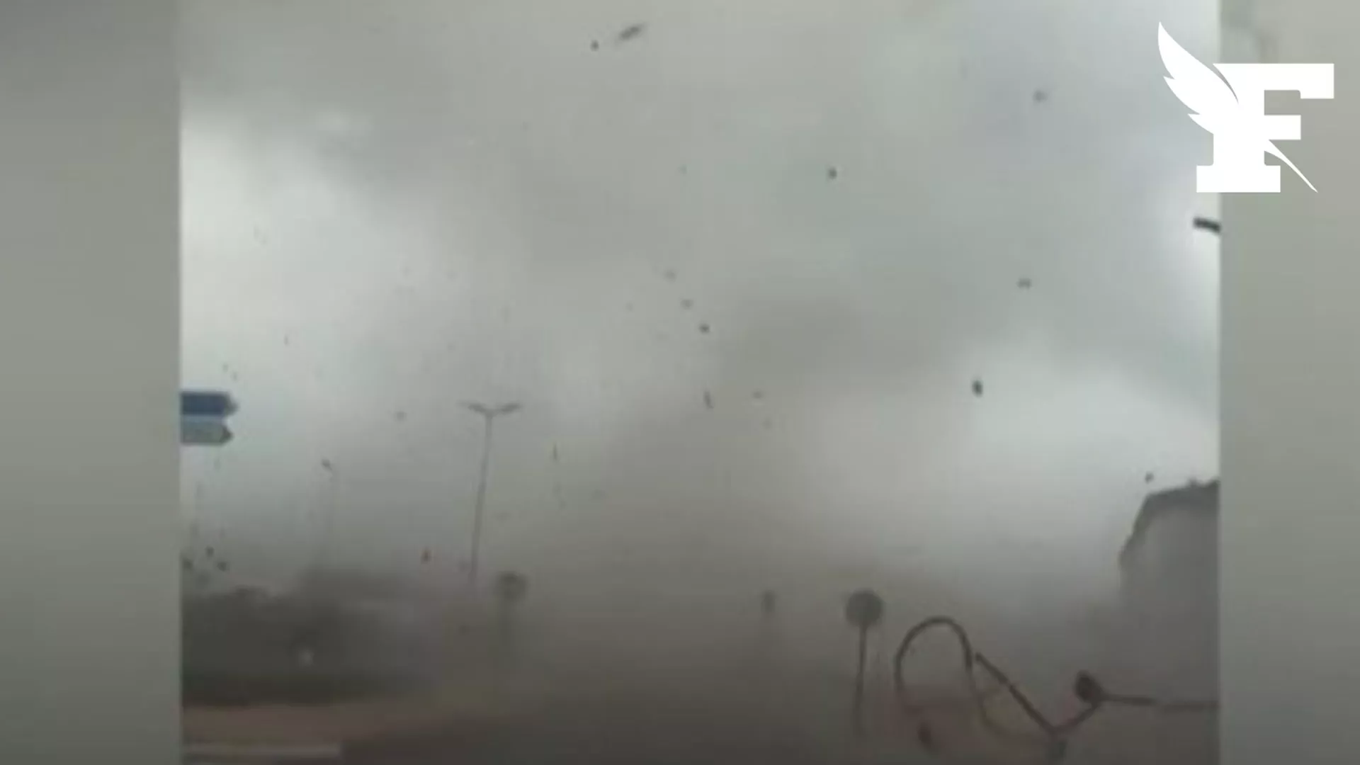 Camions renversés, arbres déracinés, toitures endommagées... À Saint-Étienne, les images d’une tornade destructrice