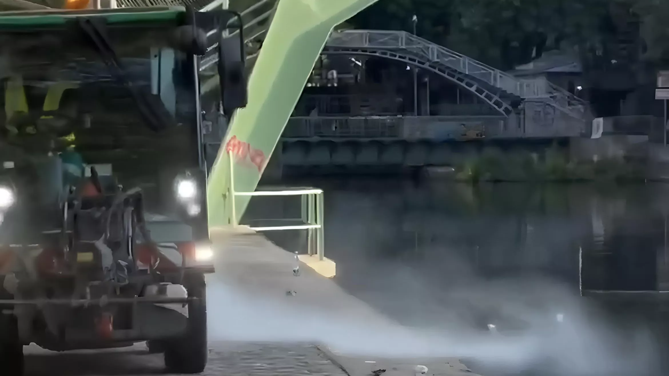 Canal Saint-Martin : un agent de propreté filmé en train de pousser des déchets dans l’eau, Emmanuel Grégoire promet «des mesures»