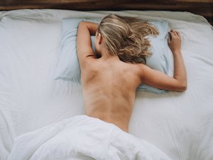 Canicule : faut-il vraiment dormir complètement nu pour avoir moins chaud pendant les fortes chaleurs ?