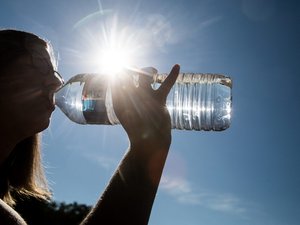 Canicule : pourquoi boire des litres et des litres d’eau peut-il devenir dangereux pour la santé ?