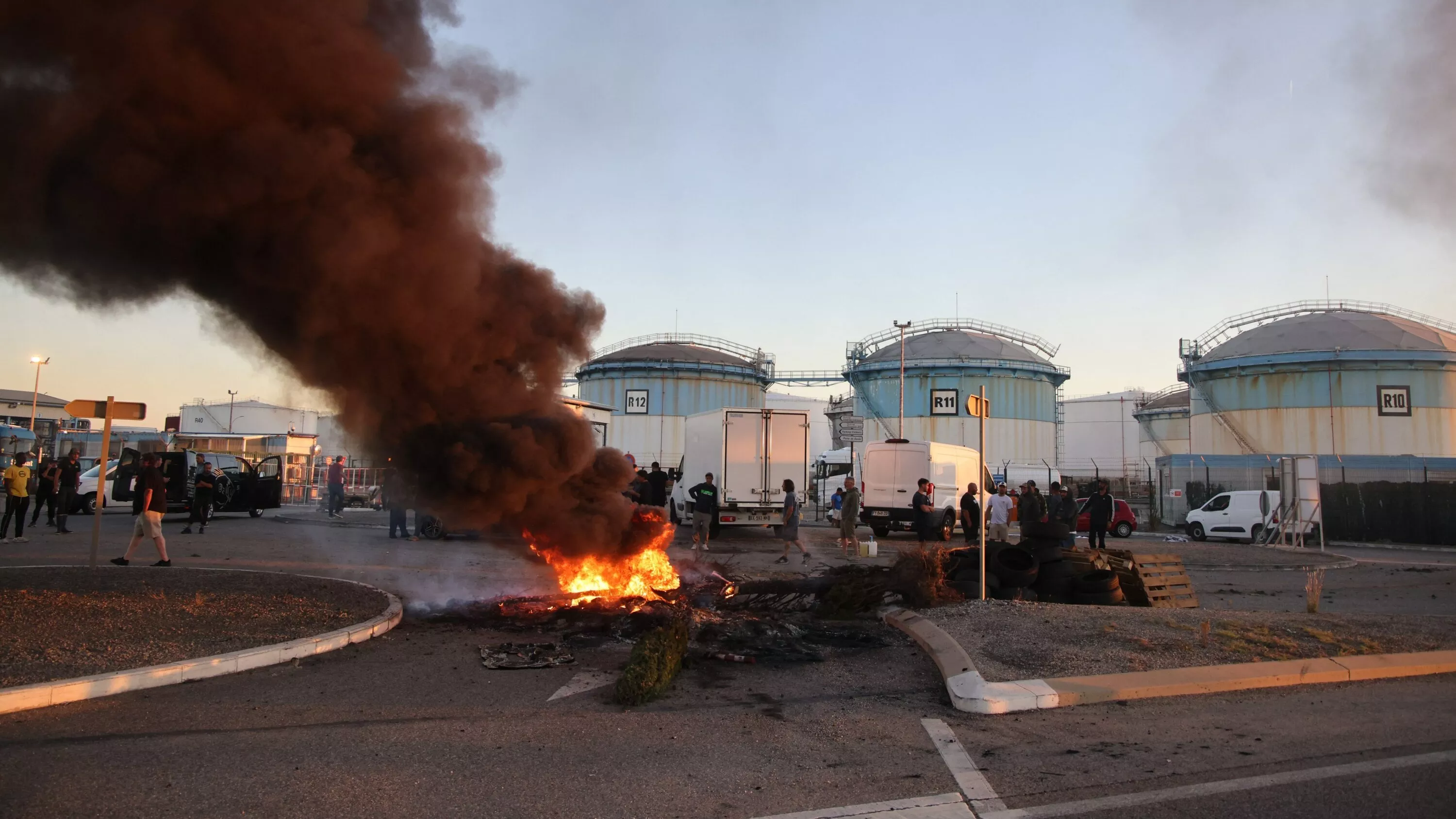 Carburant, budget, « gilets jaunes » : sur fond de France en déclin, la présidentielle menacée par les colères sociales