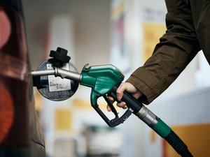 Carburants : blocage des prix, chèque aux particuliers… que proposent les candidats à la présidentielle 2027 face à la flambée des prix ?