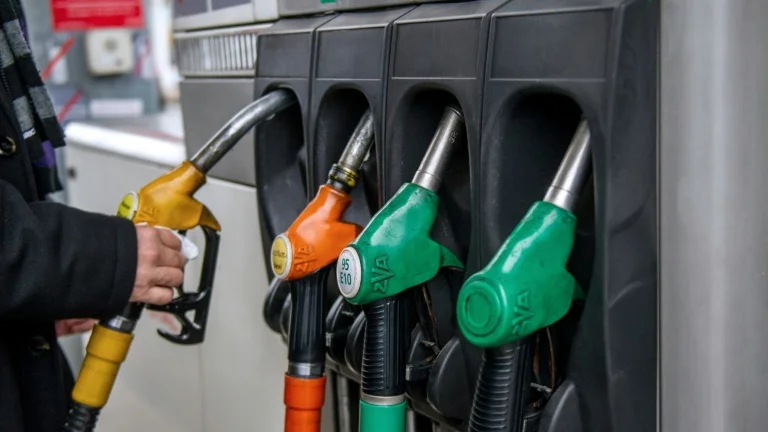 CARTE. 45 euros d'économies en faisant son plein en Espagne plutôt qu'en France: qui paie son carburant le moins cher en Europe (et le plus cher)?