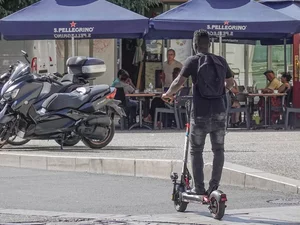 Casque et gilet rétroréfléchissant deviennent obligatoires si vous circulez à trottinette dans l’Hérault… que risquez-vous en cas d’infraction ?