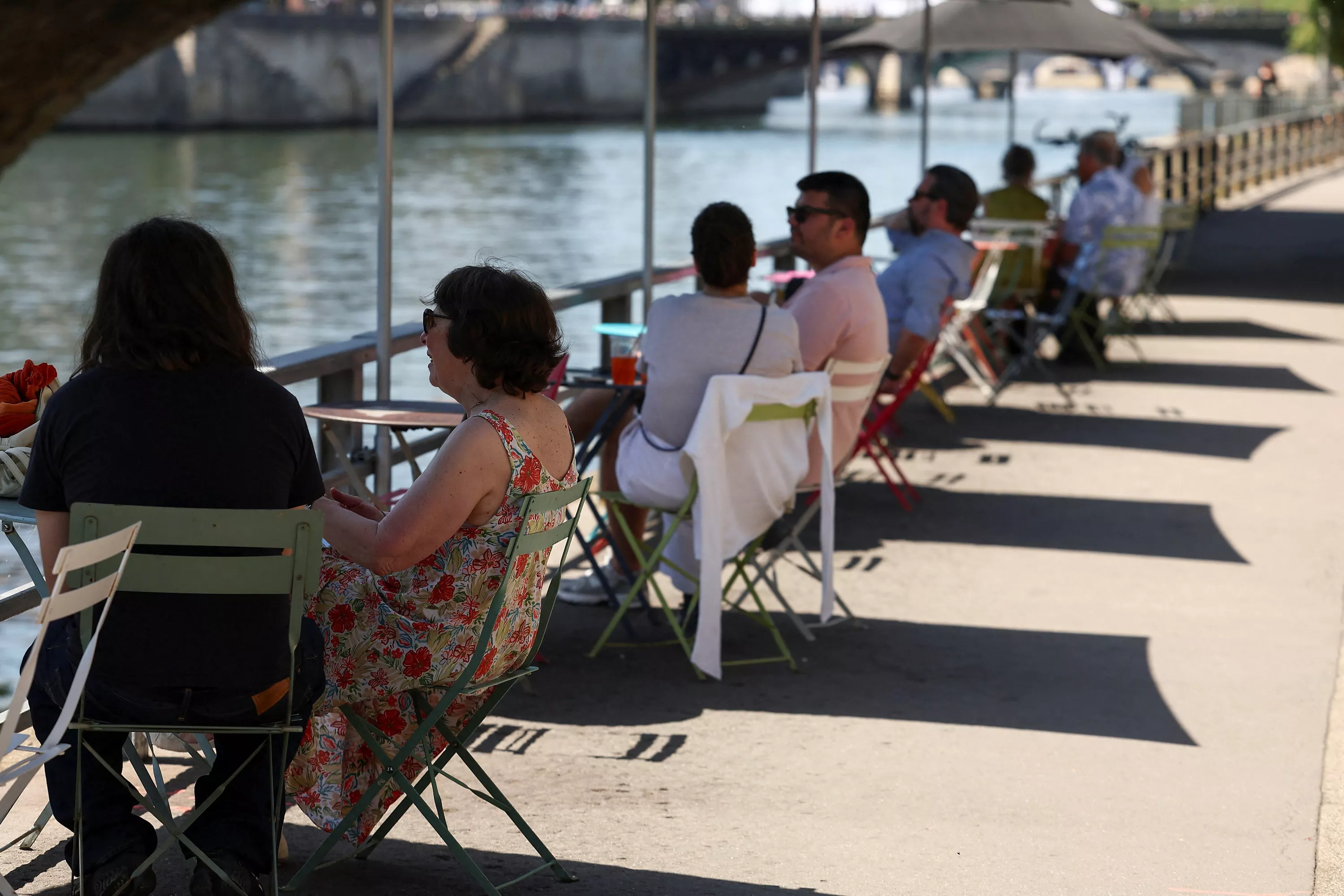 Catacombes, parcs, commerces... Dans un Paris écrasé par la canicule, les touristes en quête d’oasis de fraîcheur