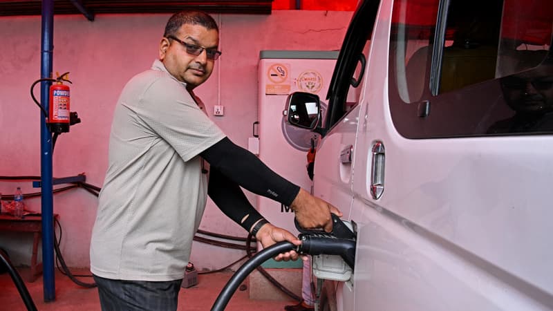 Une recharge y coûte 8 fois moins cher qu'un plein de diesel: les Népalais se ruent vers les voitures électriques pour échapper à la flambée du carburant
