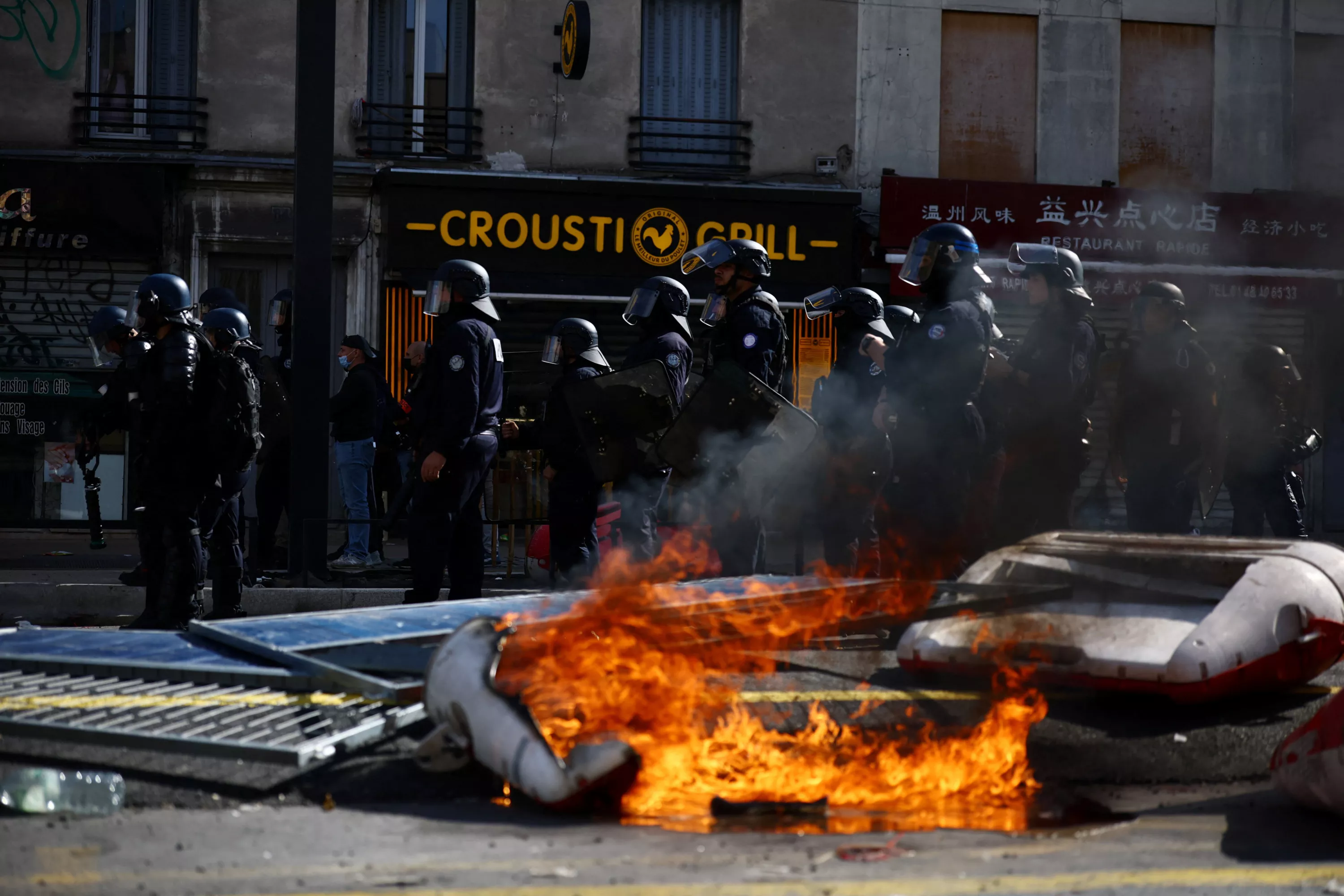 «Cela explose de partout» : face au spectre du chaos, les forces de l’ordre une fois encore sur la corde raide