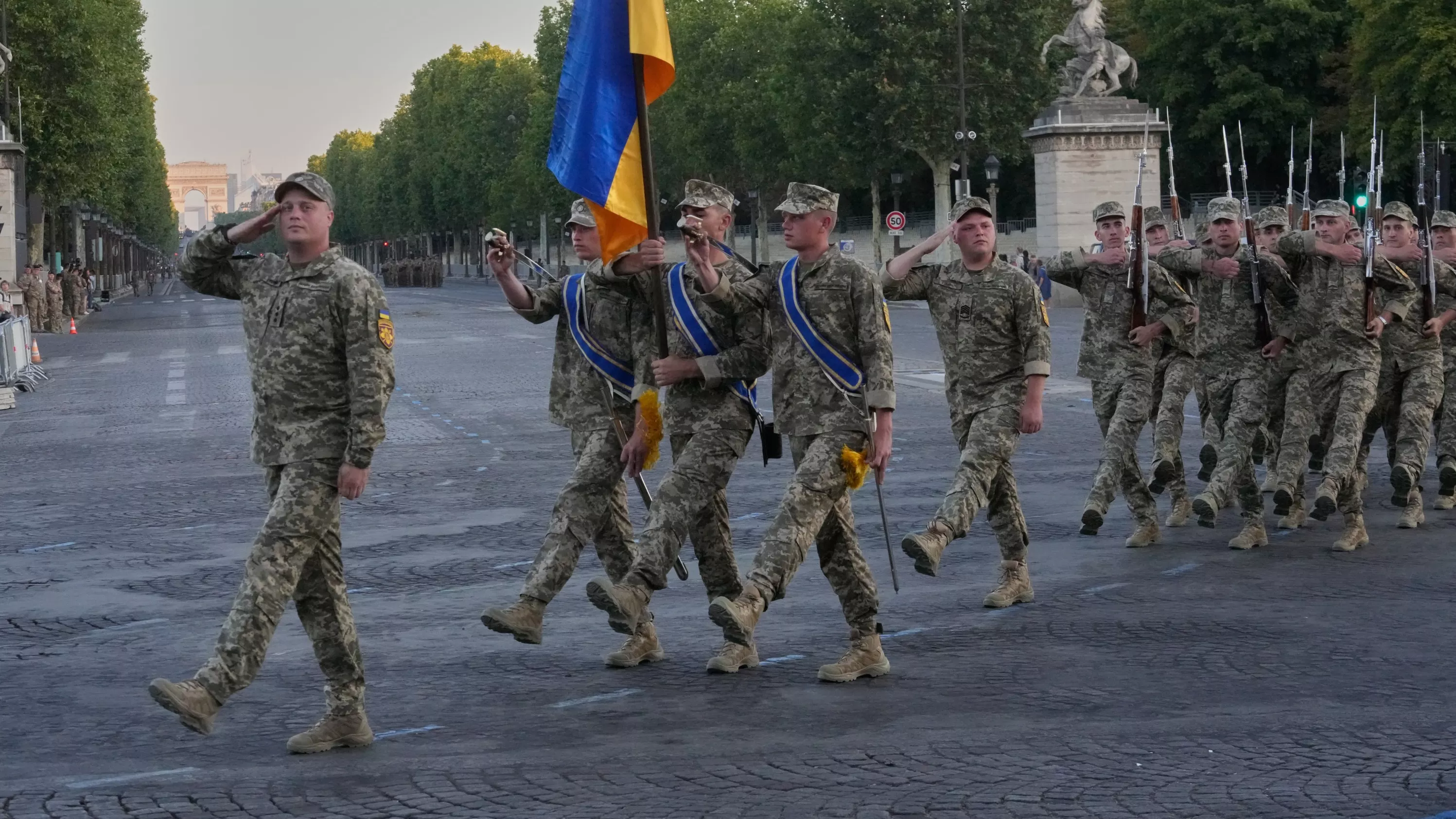 Cérémonie du 14 juillet : les Européens, à l’heure du « réveil stratégique », défilent aux côtés de l’Ukraine