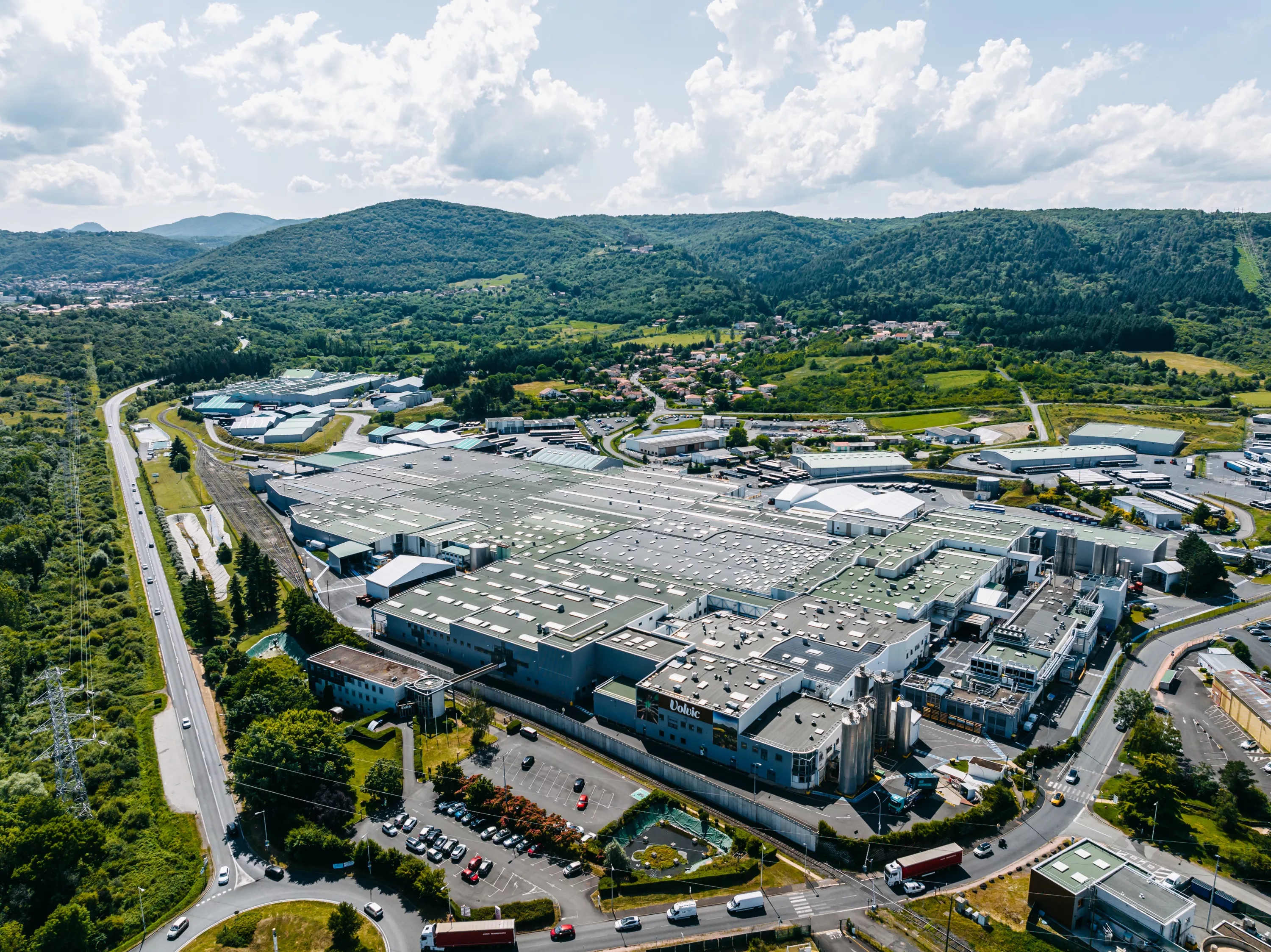 « Cet été a montré que l’eau n’est plus une évidence » : à Volvic, Danone bataille pour assurer la pérennité de sa source