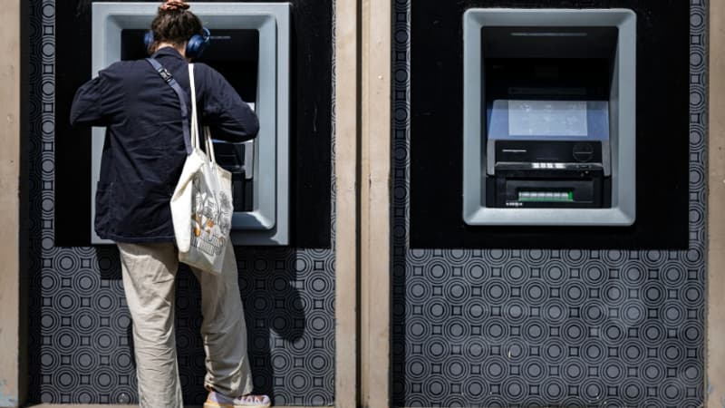 Cinq distributeurs disparaissent chaque jour: les Français utilisent toujours moins de cash (mais tout le monde peut retirer à moins de quinze minutes de chez soi)