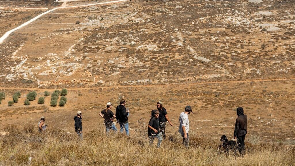 Cisjordanie occupée: des colons israéliens attaquent un convoi diplomatique européen et frappent un maire français