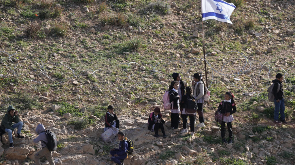Cisjordanie occupée: coupé en deux par un avant-poste de colons israéliens, le village d’Umm al-Khair craint d’être rasé