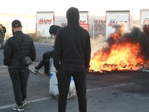 Colère des pêcheurs : le dépôt d’essence de Frontignan à nouveau bloquée par 200 personnes malgré les annonces de Sébastien Lecornu