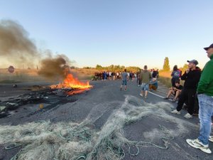 Colère des pêcheurs : depuis cette nuit, une centaine de membres de la profession bloquent le dépôt d’hydrocarbures de Frontignan
