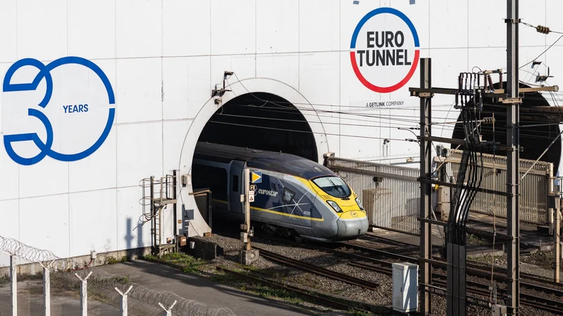 Concurrence dans le tunnel sous la Manche: Virgin franchit une nouvelle étape pour affronter Eurostar mais la filiale de la SNCF conteste les règles du jeu