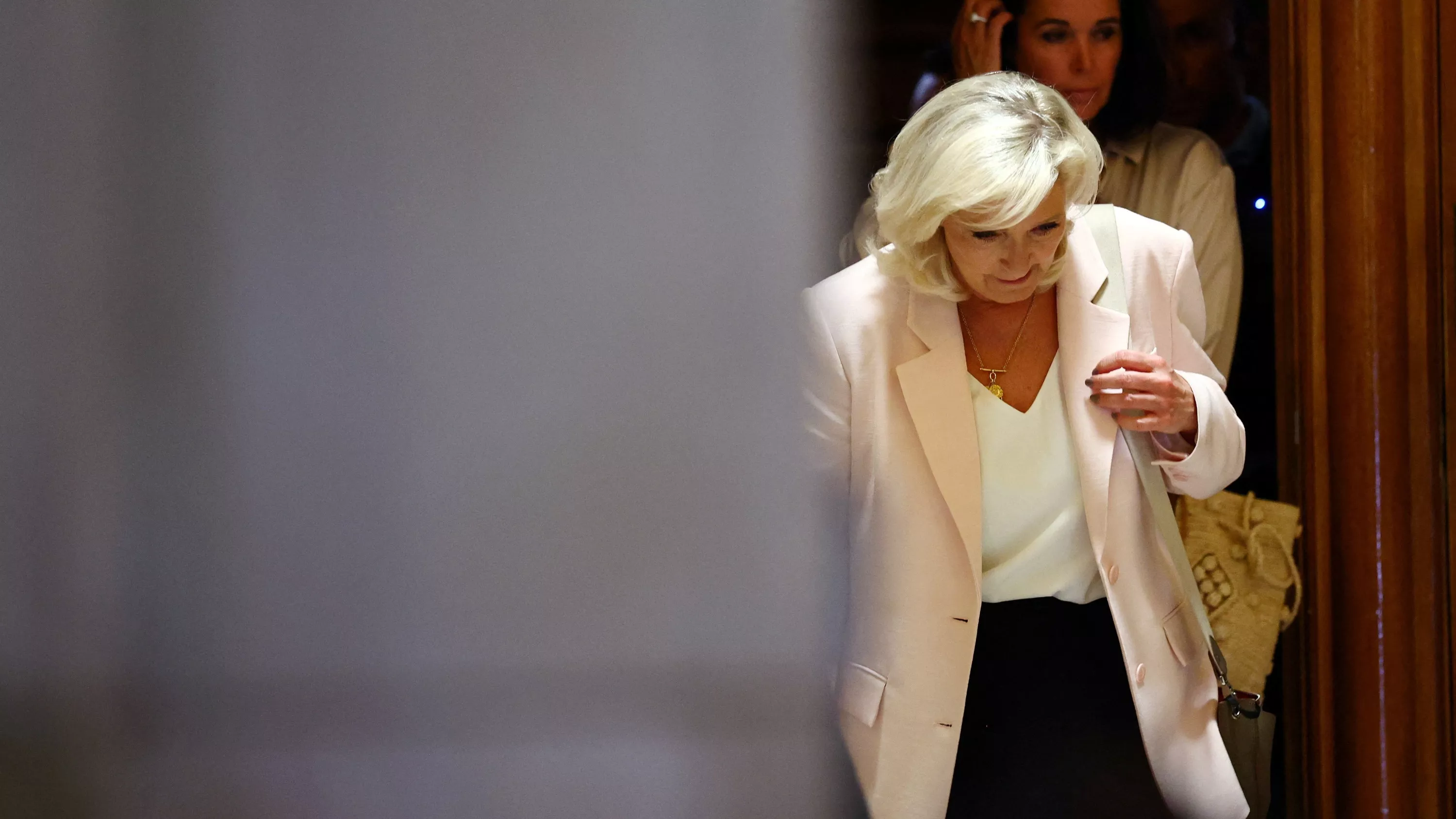 Condamnation de Marine Le Pen : à quoi pourrait ressembler son placement sous bracelet électronique ?