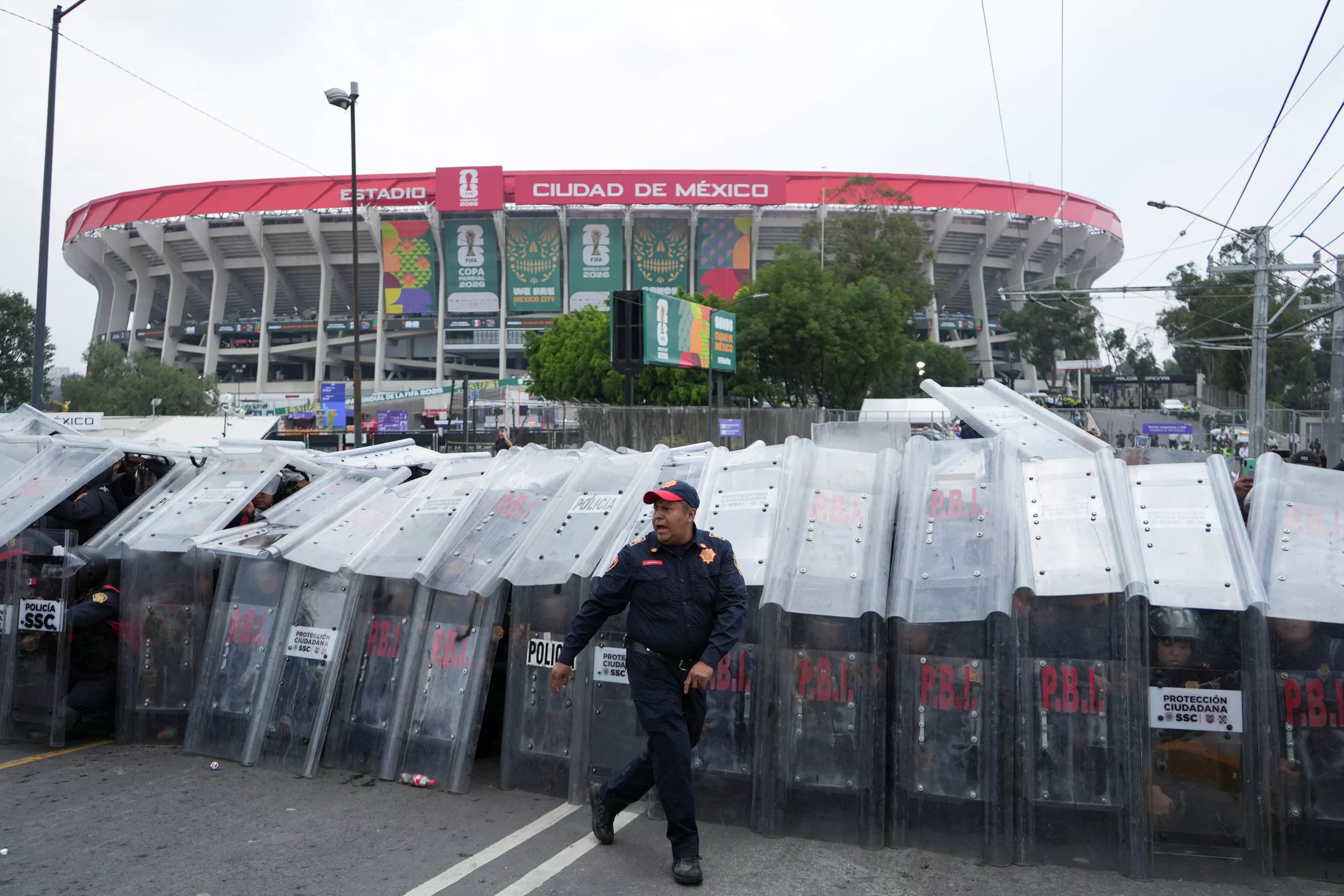 Coupe du monde 2026 : affrontements entre manifestants et police à l'extérieur du stade Azteca de Mexico