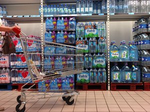 Cristalline, Badoit, Évian… Votre bouteille d’eau préférée coûte plus cher ? Voici pourquoi les prix ont augmenté de quelques centimes en rayon
