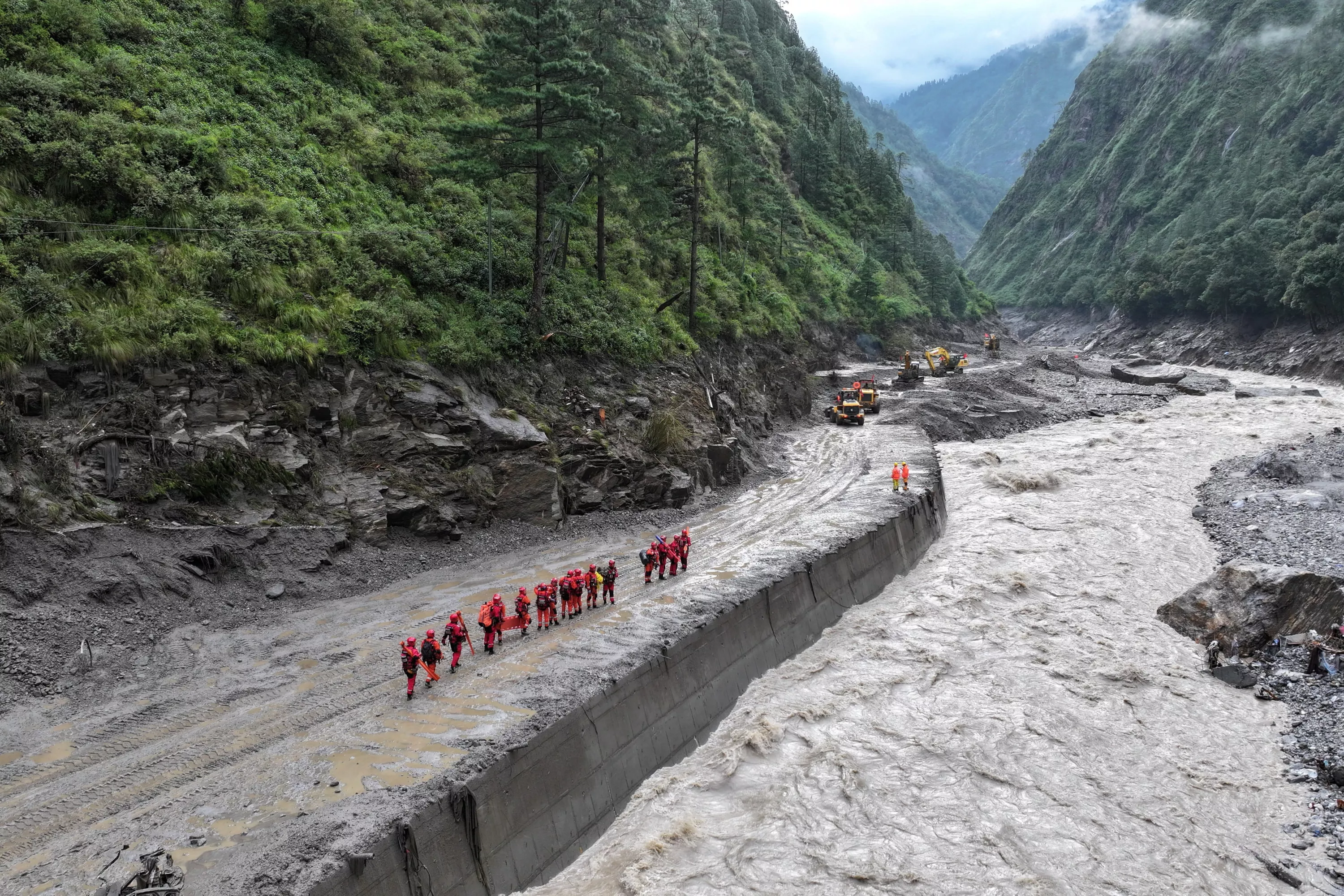 Crues dévastatrices au Népal : les secours perturbés face à la menace de nouvelles inondations