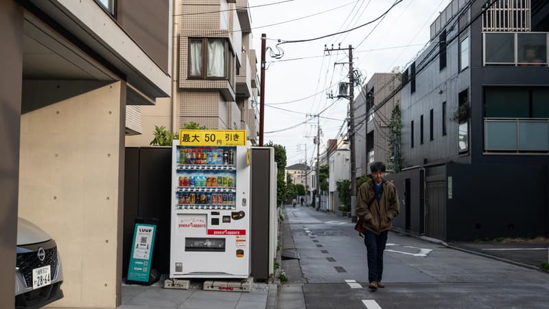 On les trouve partout, y compris au sommet du mont Fuji, mais peut-être plus pour longtemps: à cause de l'inflation et de la concurrence des 