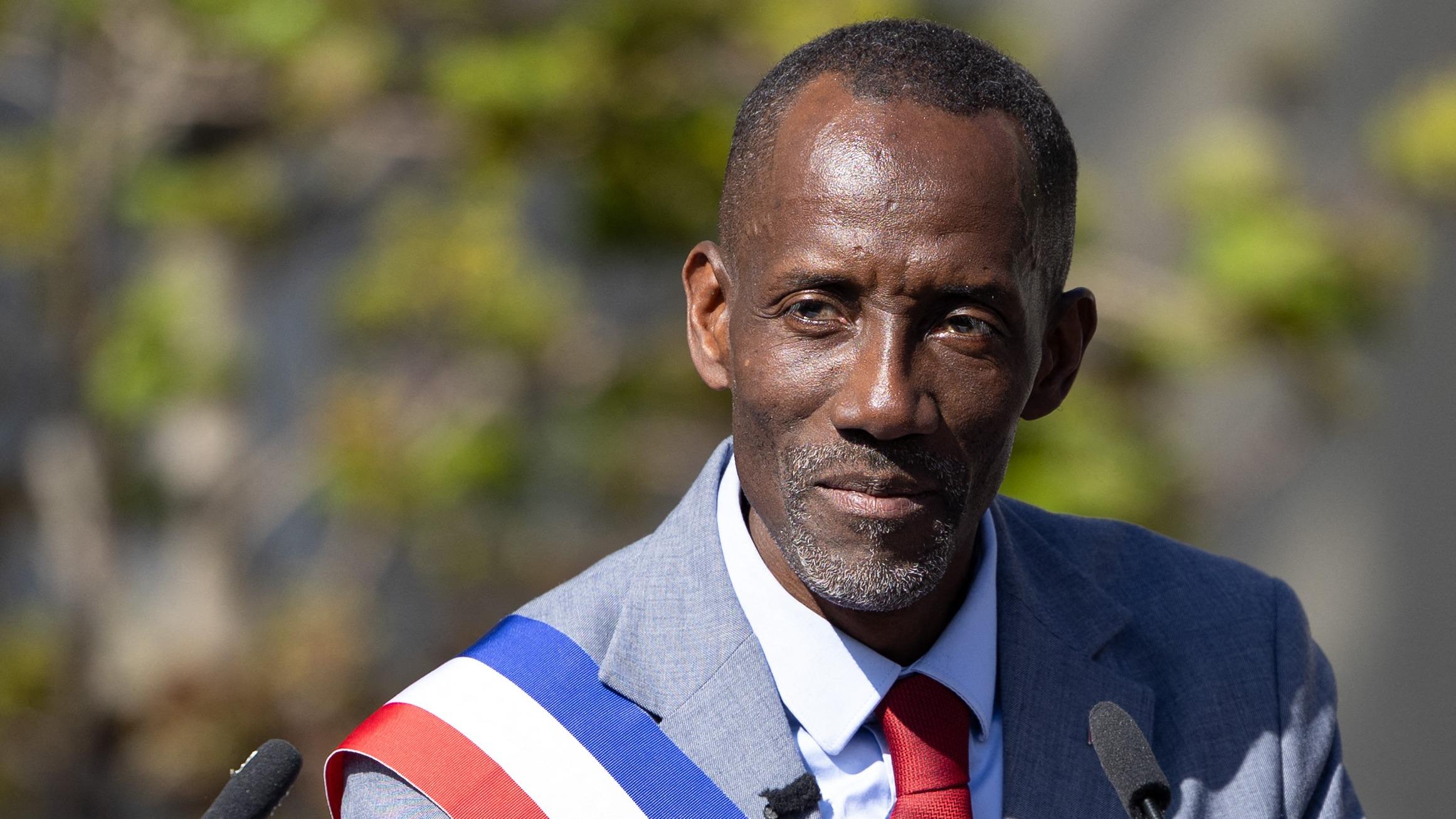 Le maire de Saint-Denis Bally Bagayoko a-t-il l’obligation d’afficher le portrait d’Emmanuel Macron dans sa mairie ?