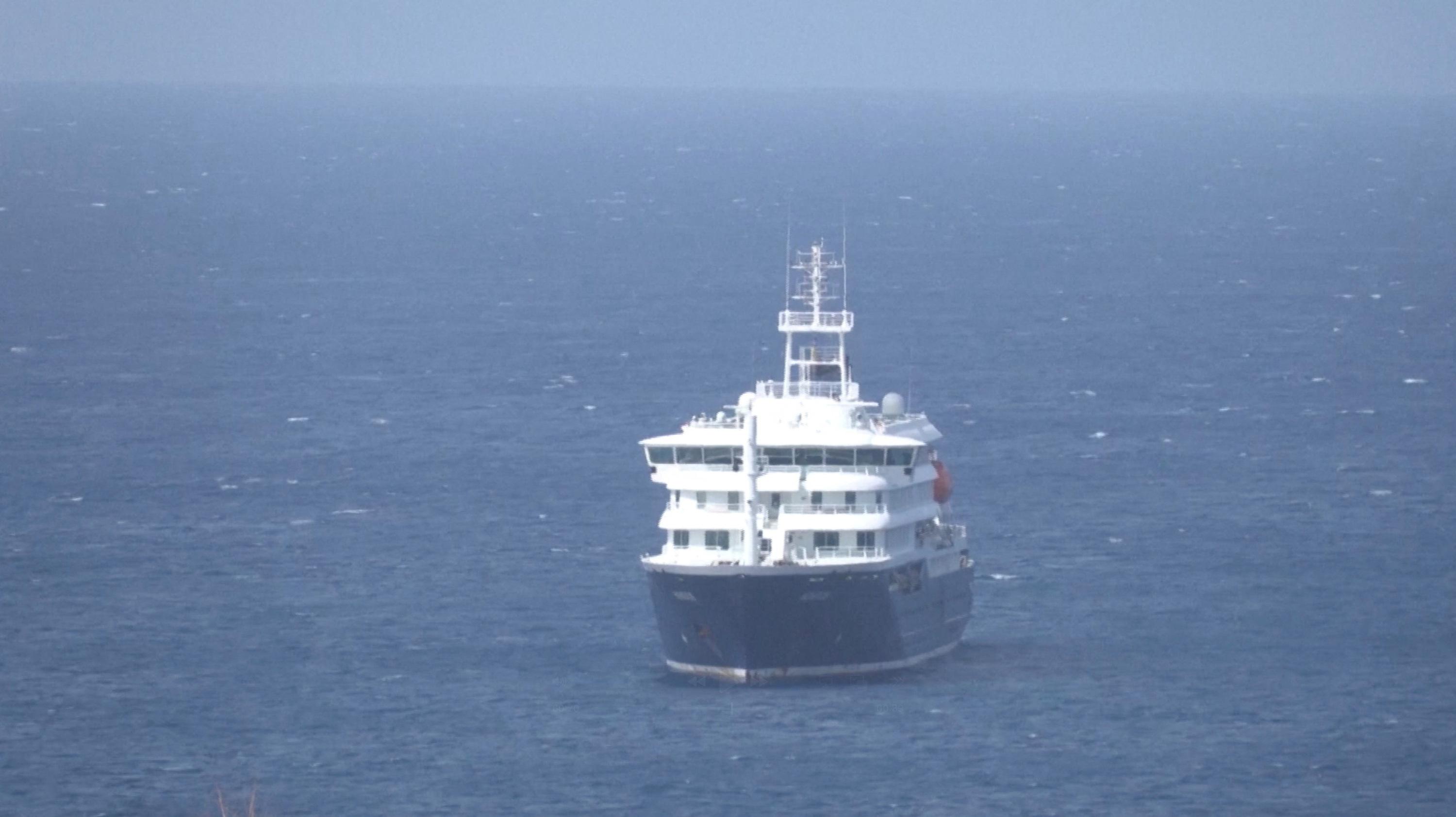 EN DIRECT - Hantavirus : un passager du bateau de croisière hospitalisé en Suisse, évacuation médicale «en cours» de trois cas suspects par le Cap-Vert