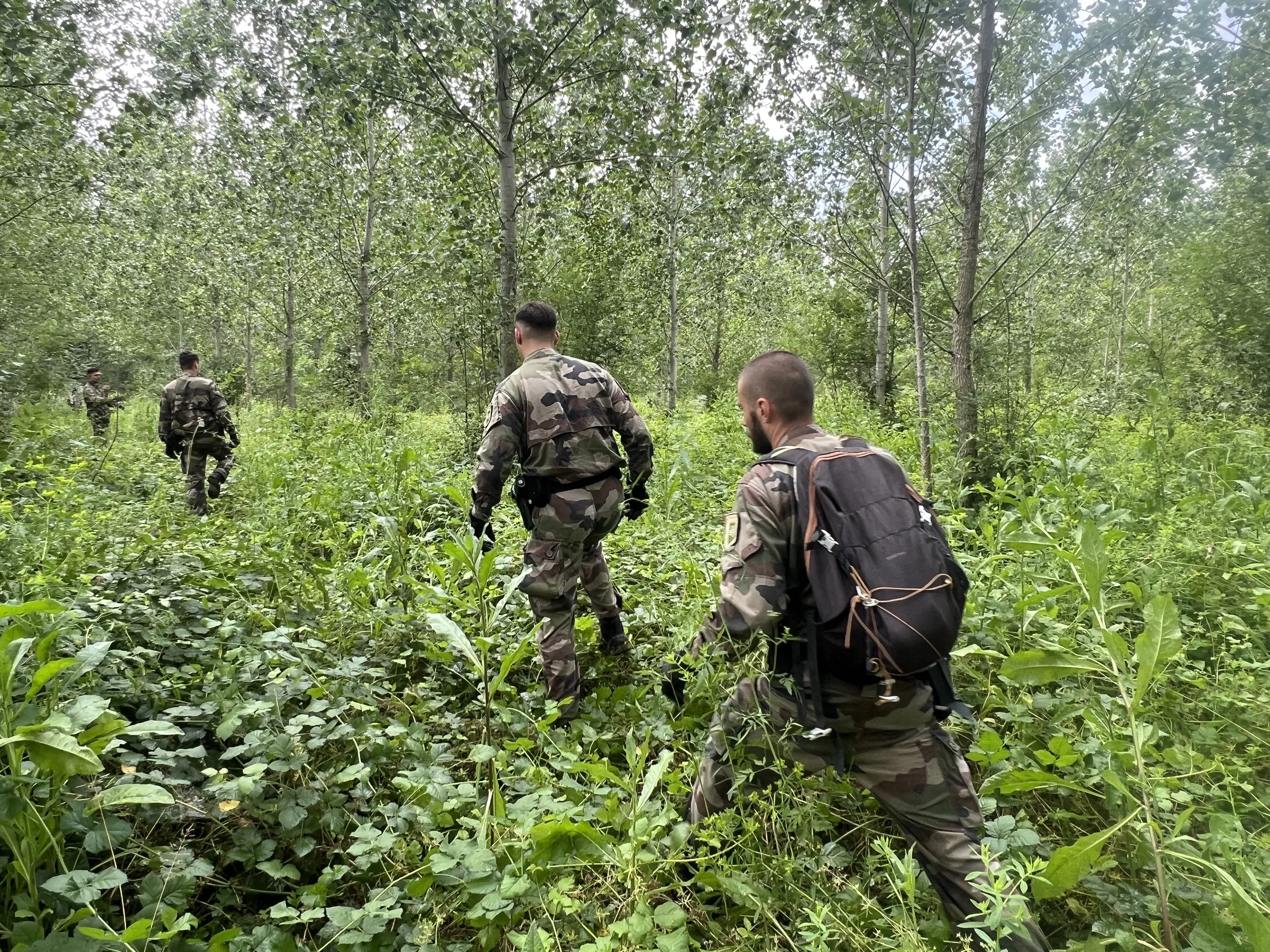 Dans le Gers, au cœur d’une opération de recherche de la gendarmerie mobile en forêt, après la disparition de Lyhanna