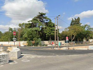 De retour de vacances, elle récupère sa voiture garée près de la gare sud de France de Montpellier : un homme mort est assis sur la banquette arrière