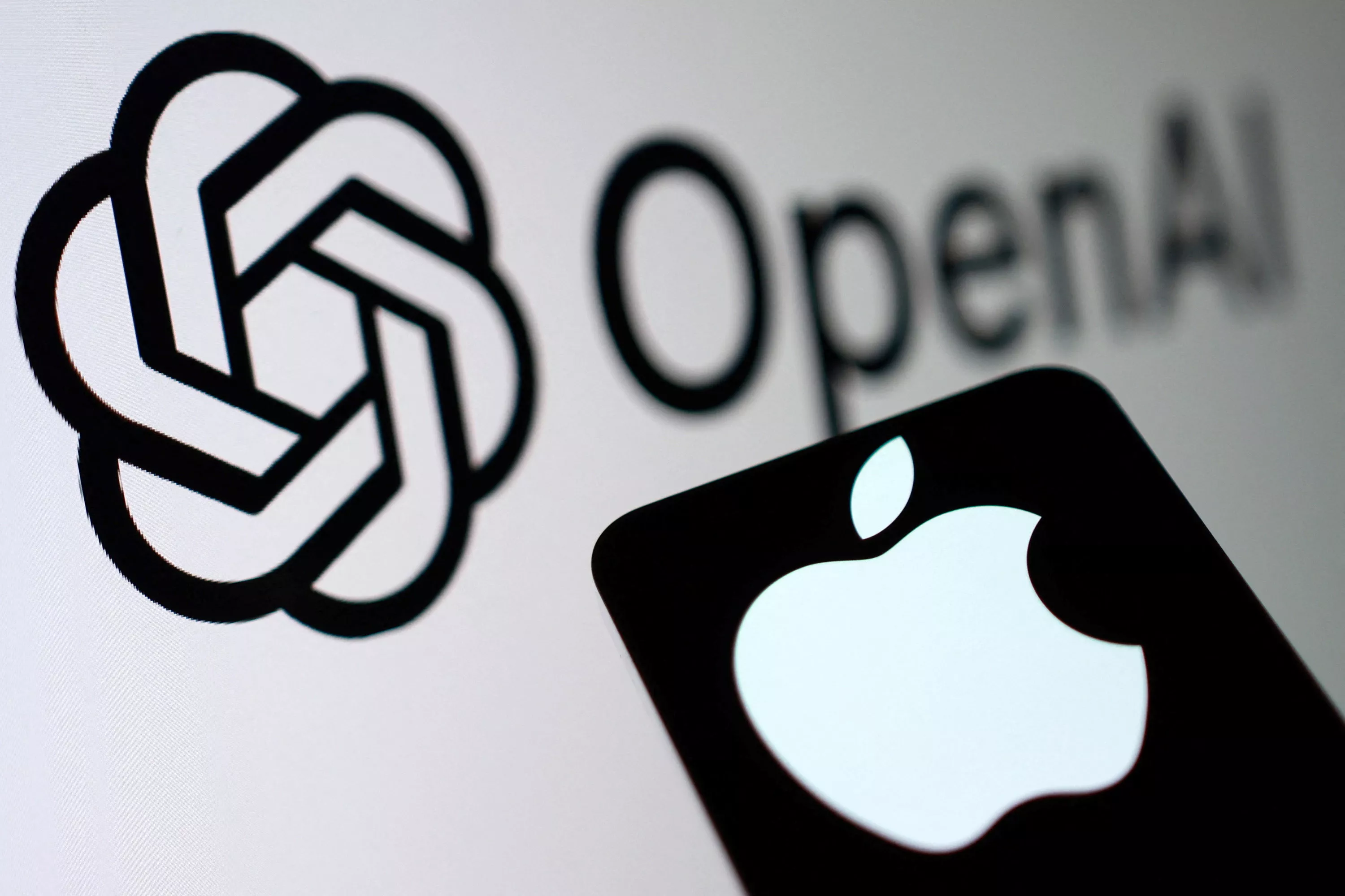 Débauchage d’employés, soupçons d’espionnage, messages révélateurs : les dessous du divorce choc entre Apple et OpenAI