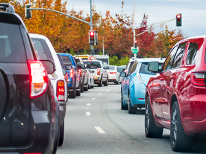 Début de vacances tendu : près de 950 km de bouchons relevés à midi, les routes françaises particulièrement congestionnées ce samedi