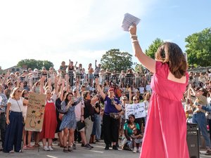 Des centaines de manifestants en Occitanie crient leur colère après la mort de Lyhanna : 