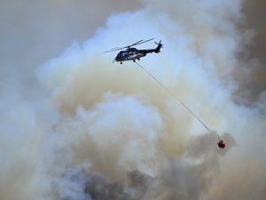 Des incendies sèment le chaos autour de Paris : des flammes traversent la ligne TGV, la circulation interdite sur l’A6