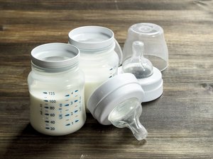 Des nourrissons victimes de diarrhées et vomissements : un nouveau lot de lait infantile rappelé en France