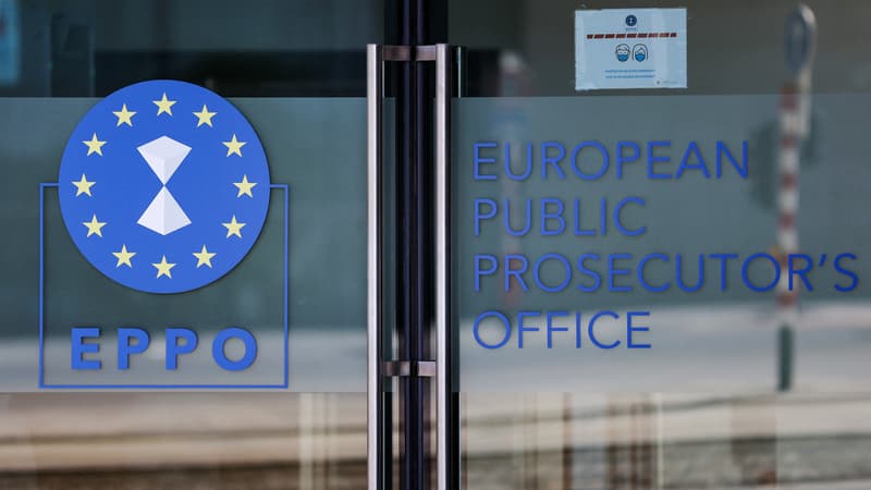 Des preuves numériques, une voiture de luxe et environ 60.000 euros en espèces ont été saisis: le parquet européen mène une vague de perquisitions en région parisienne pour des soupçons de fraude à la TVA