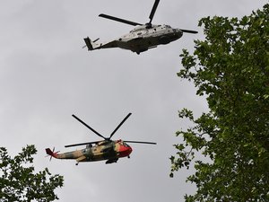 Deux hélicoptères se percutent en plein ciel et s’écrasent sur un concessionnaire automobile : le bilan humain s’élève à au moins six morts