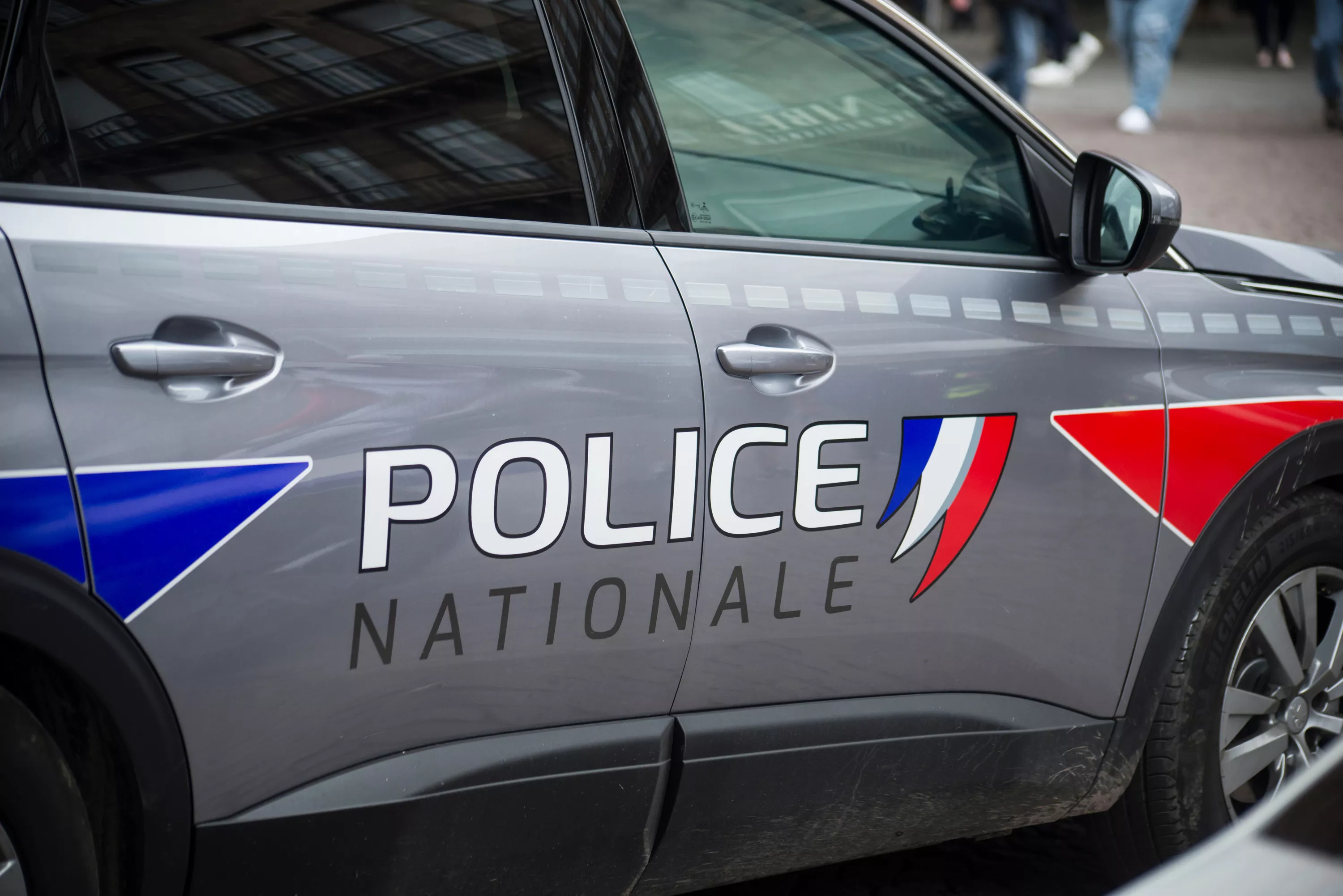 Deux policiers se brûlent en dégoupillant une grenade dans leur voiture en marge des blocus lycéens