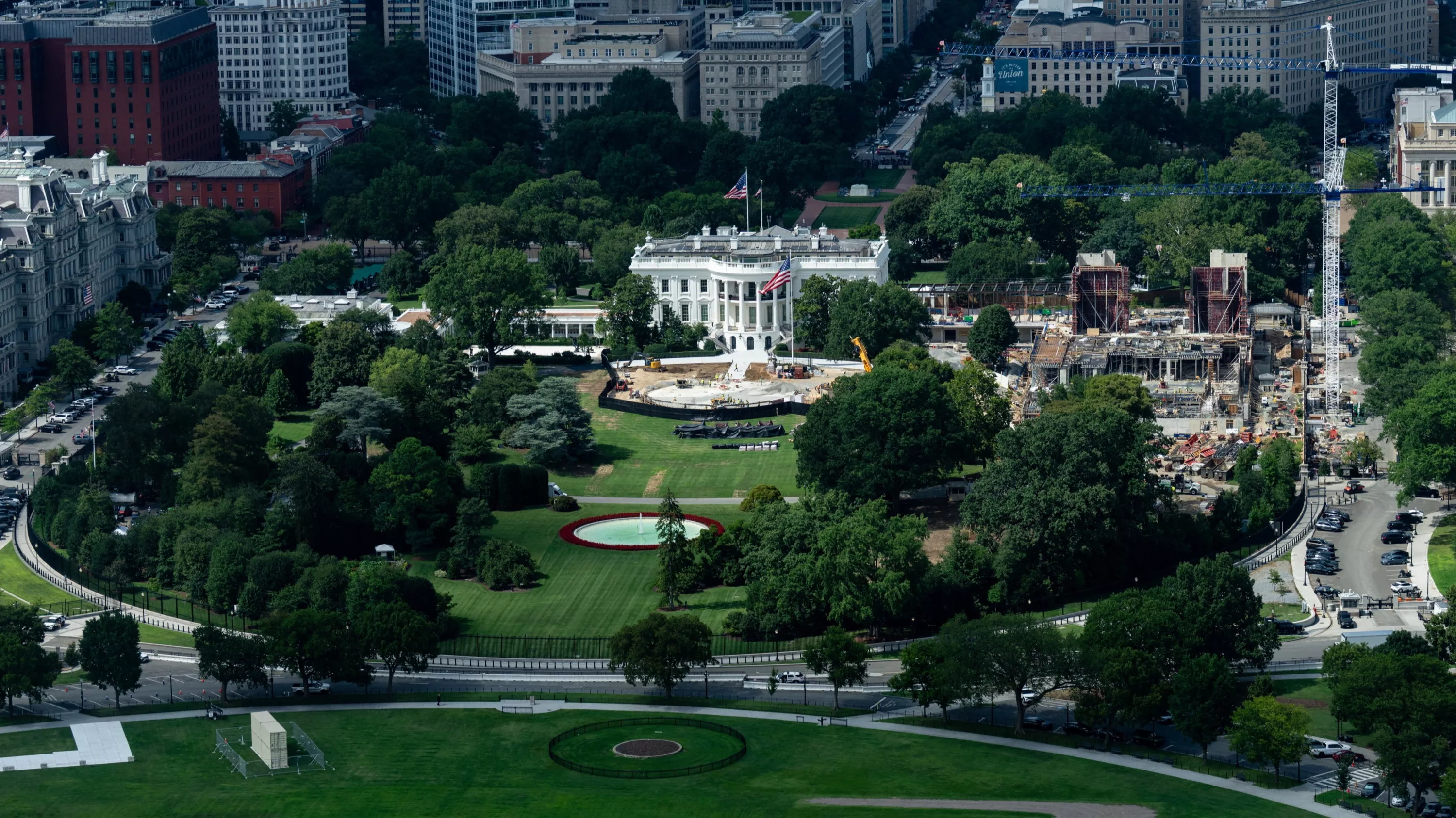 Devant la Maison-Blanche, Donald Trump se taille un nouvel héliport en granit