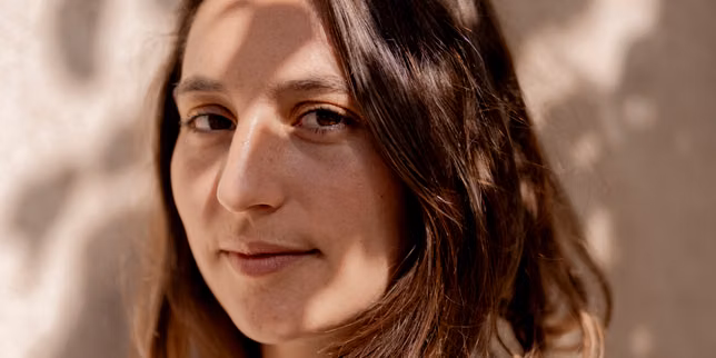 Du best-seller « Mon vrai nom est Elisabeth » à la scène, les coups de théâtre de l’écrivaine Adèle Yon