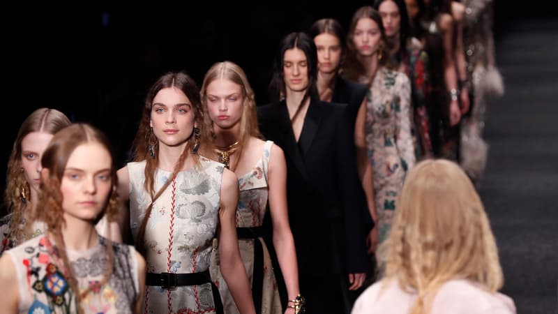 Plan jamais présenté, 55 magasins fermés, 20% de postes supprimés chez Alexander McQueen: en Italie, les syndicats de Kering appellent à la grève contre la réorganisation de Luca de Meo