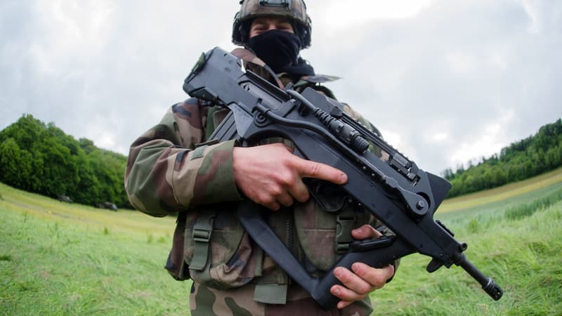 Les catapultes du Charles de Gaulle sont américaines, nos fusils sont allemands et nos munitions israéliennes... Le rapport qui alerte sur la dangereuse dépendance de l'armée française aux pays étrangers